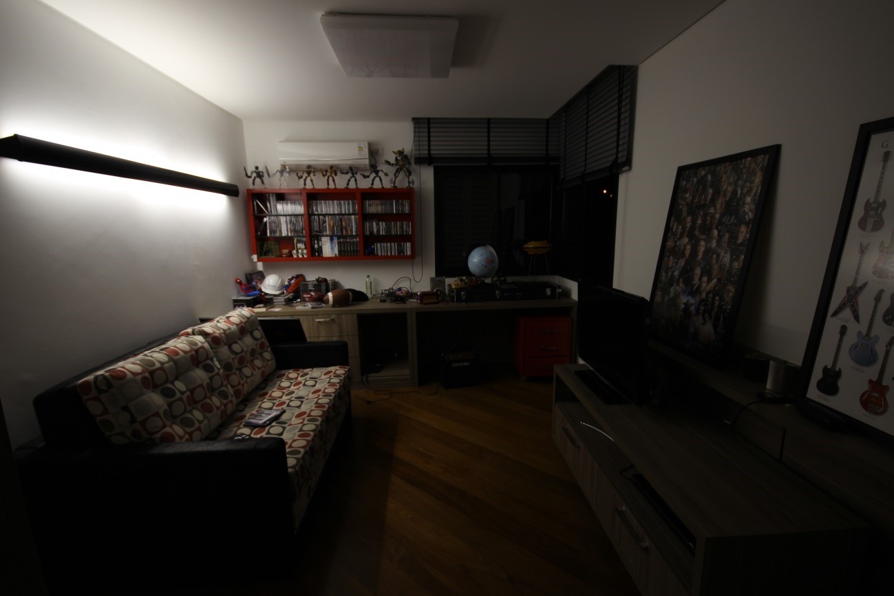 Quarto de hospedes com iluminação com arandela linear da residência em Curitiba -PR