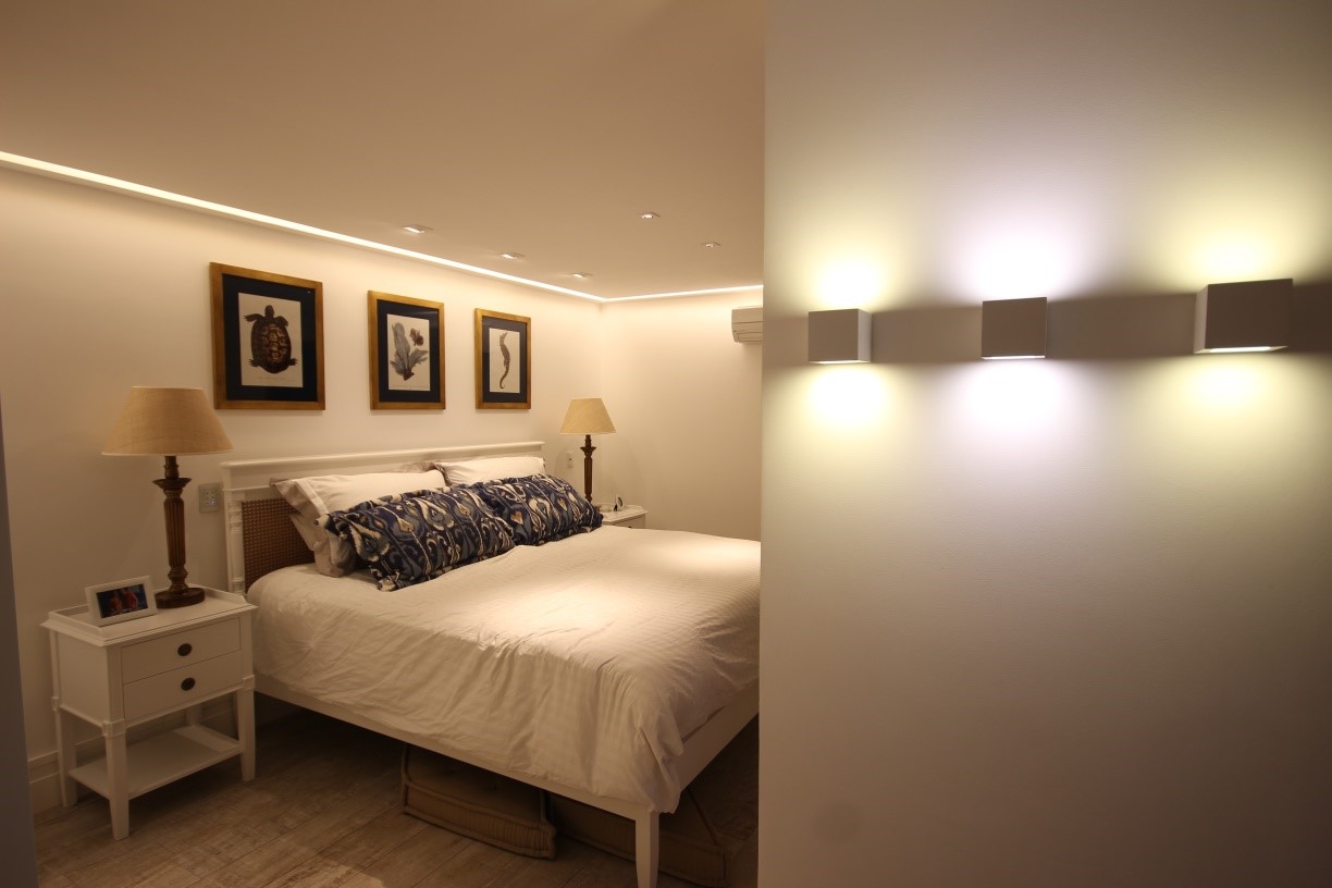 Iluminação para quarto de casal com arandelas na lateral