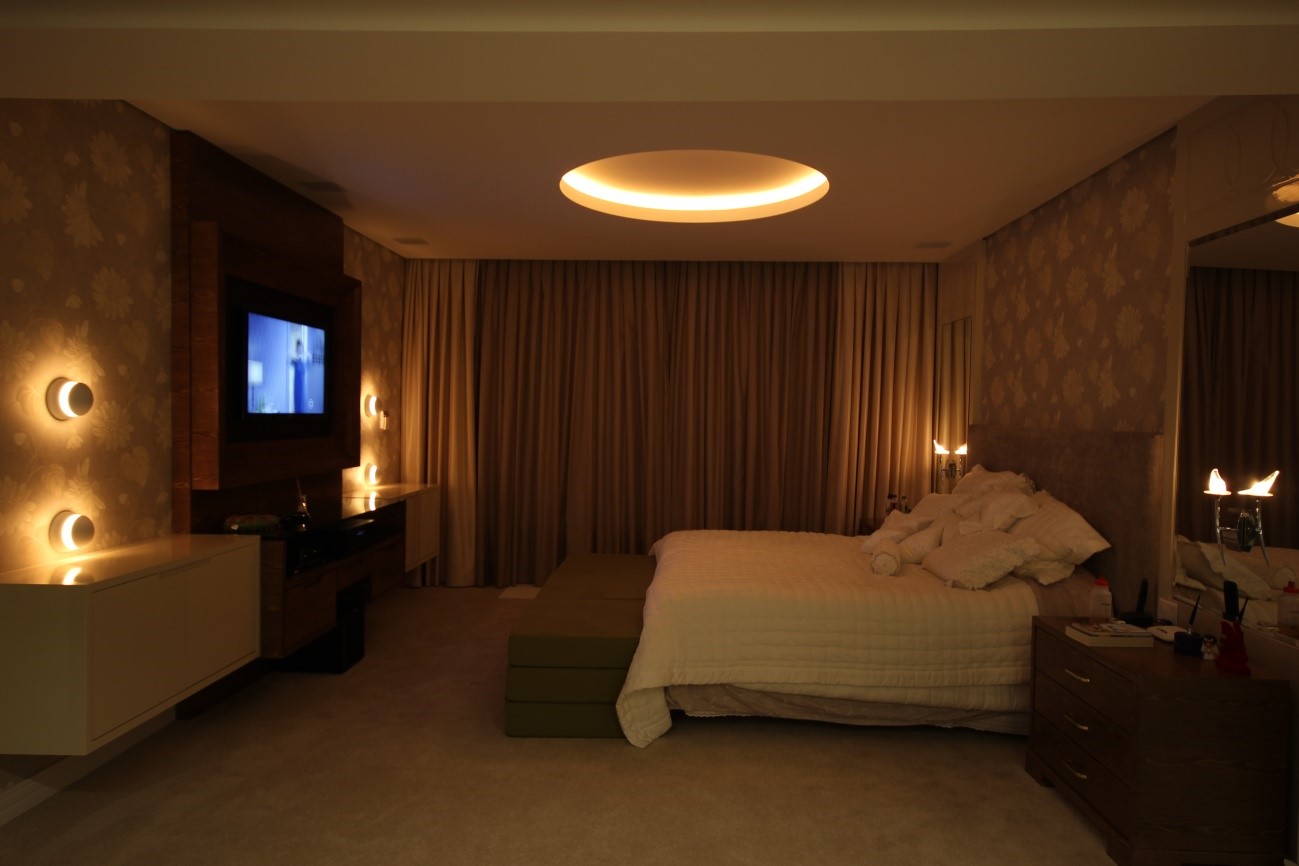 Ambiente aconchegante do quarto de casal com iluminação indireta